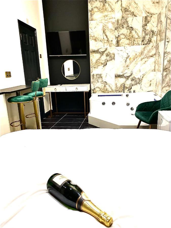 Duke And Duchess Apartments And Rooms - Private In Room Hot Tub Suites London Exterior photo