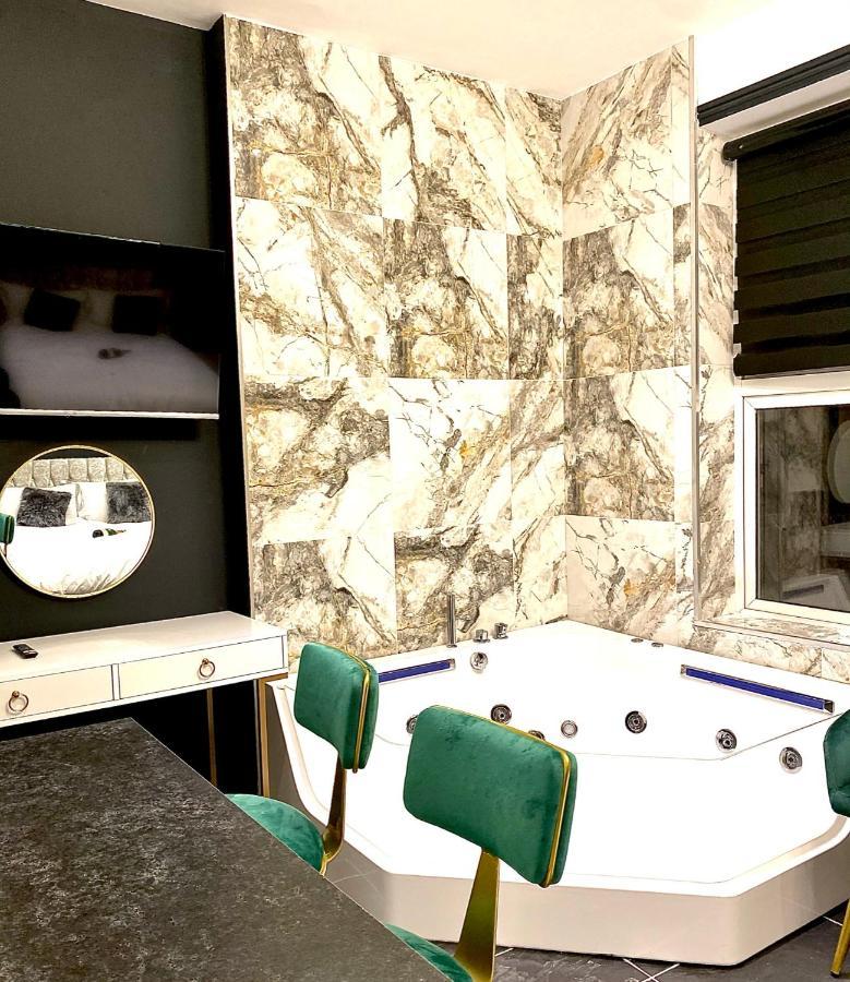 Duke And Duchess Apartments And Rooms - Private In Room Hot Tub Suites London Exterior photo