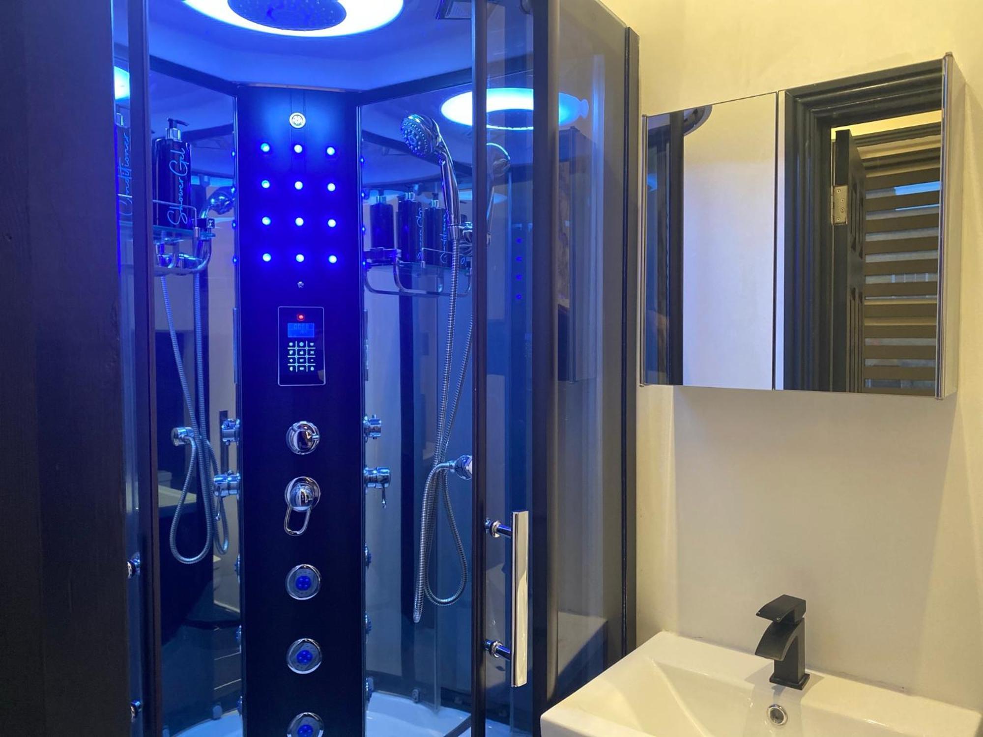 Duke And Duchess Apartments And Rooms - Private In Room Hot Tub Suites London Exterior photo
