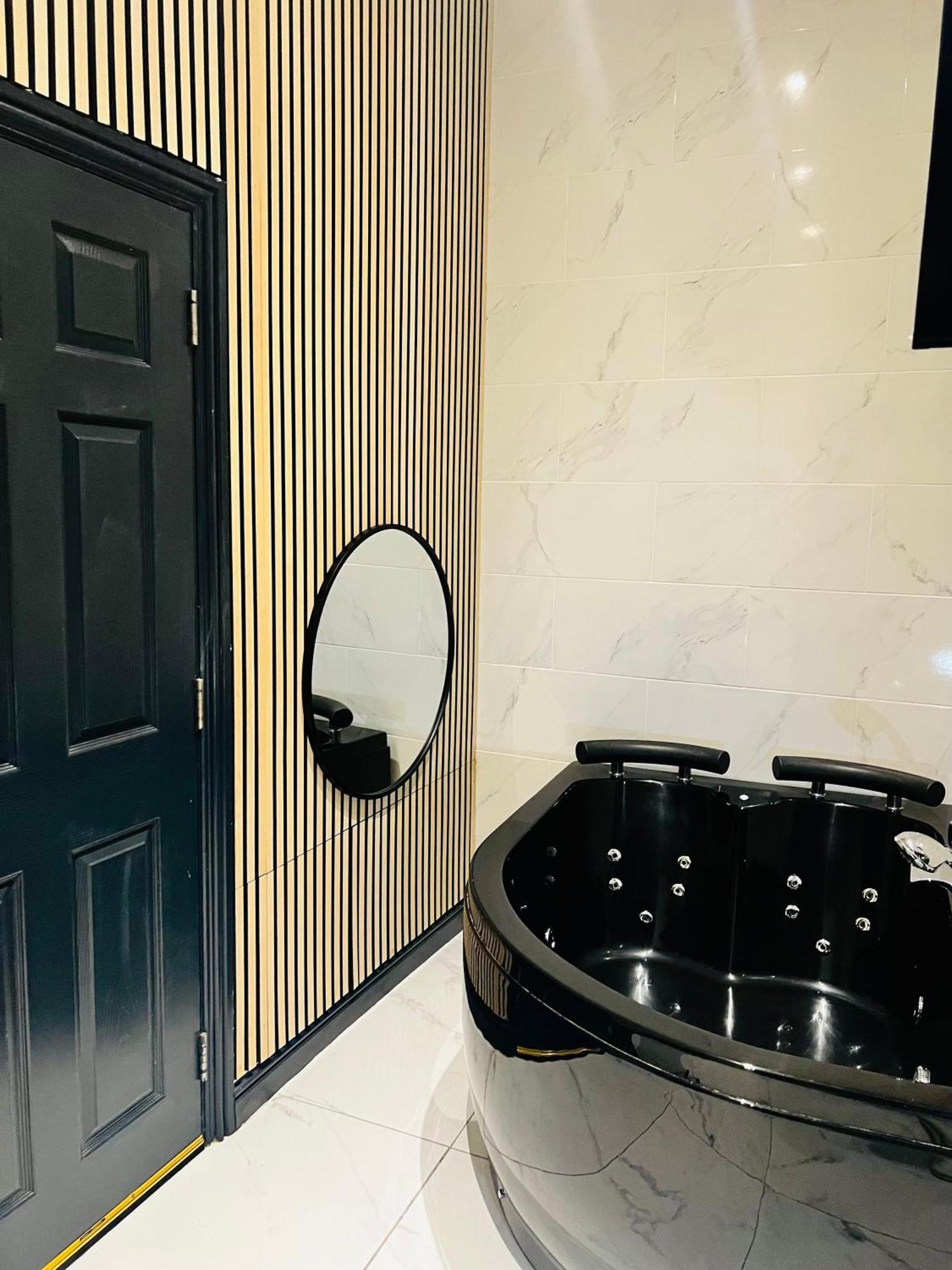 Duke And Duchess Apartments And Rooms - Private In Room Hot Tub Suites London Exterior photo