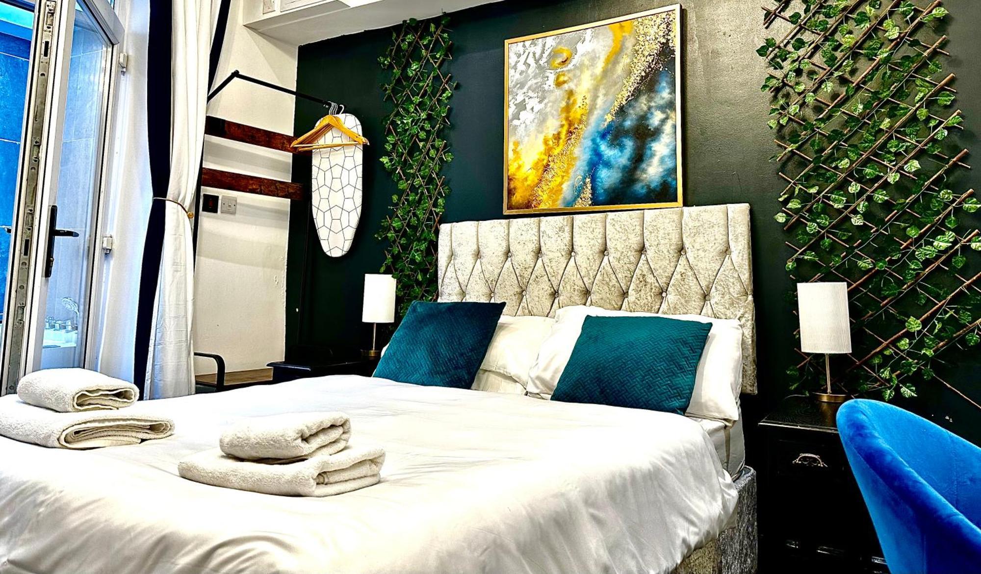 Duke And Duchess Apartments And Rooms - Private In Room Hot Tub Suites London Exterior photo