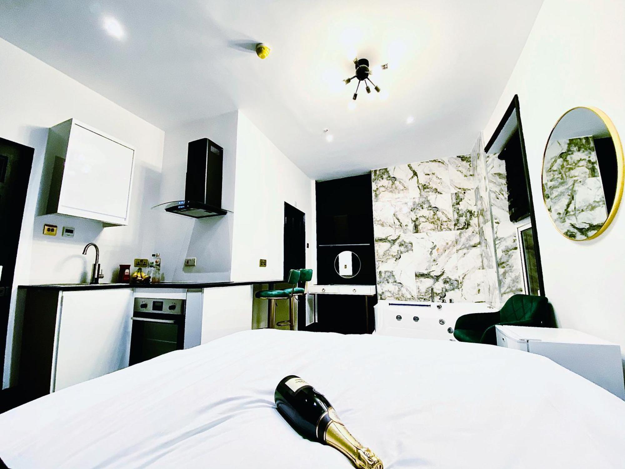 Duke And Duchess Apartments And Rooms - Private In Room Hot Tub Suites London Exterior photo